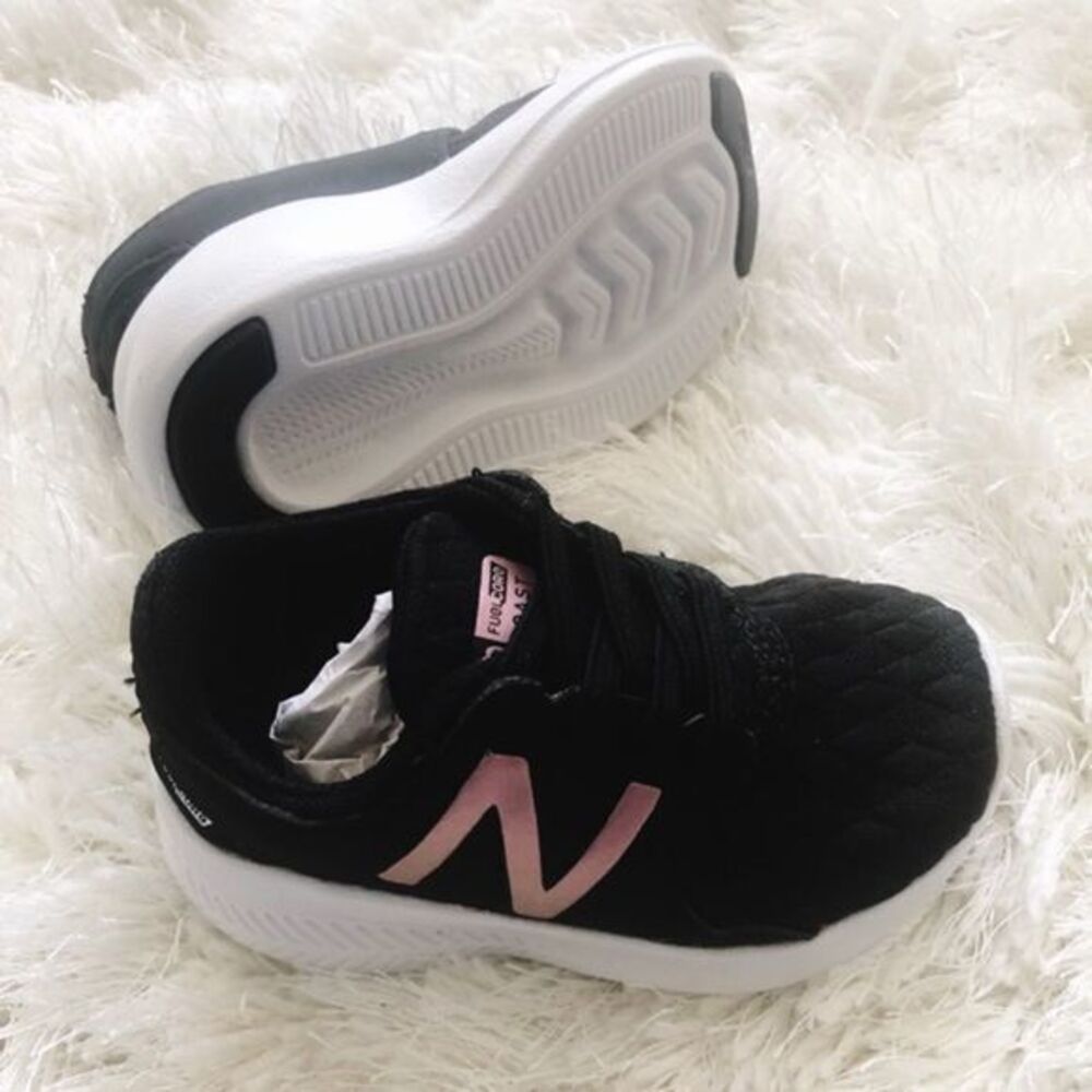 NEW BALANCE SNEAKER